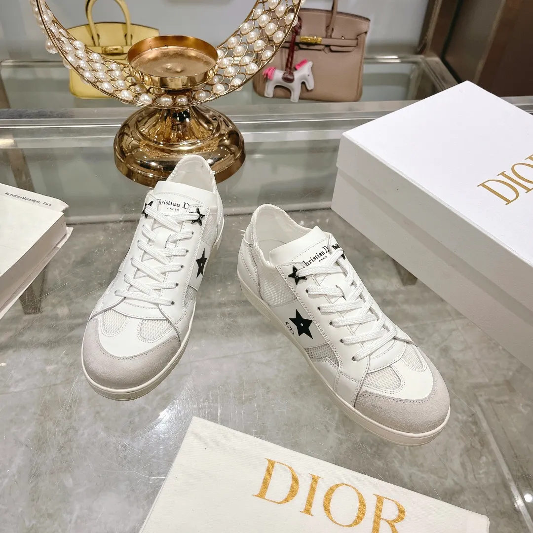 👟👟Ex-factory price 560👟👟Dior2024 new white shoes, Dior Dior Star women's sports shoes, very light summer white shoes. The upper is carefully made of imported suede, decorated with tonal suede panels, metal stars decorate the lace eyelets, and breathable mesh inside. The upper is punched and designed not to stuffy the feet. It is equipped with Christian Dior logo and thin soles. The thick sole is suitable for all seasons! Size: 35-41 (40 and 41 are customized and cannot be returned or exchanged)